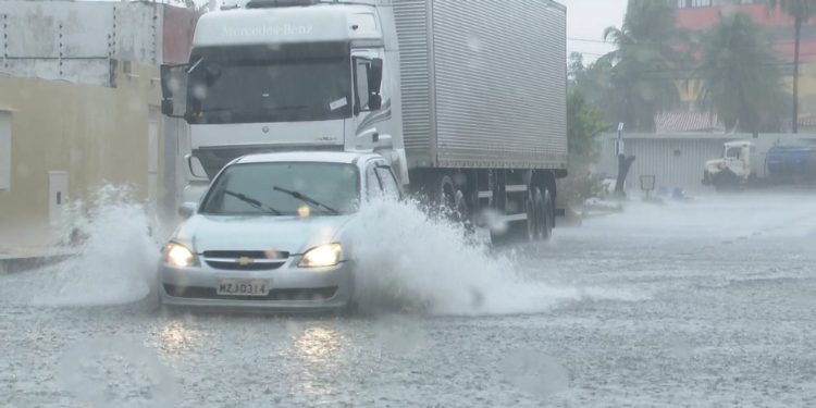 Início do período chuvoso é marcado por forte chuva em Mossoró