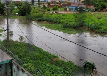 Moradores reclamam de córrego que transborda durante chuvas e alaga condomínio em Mossoró