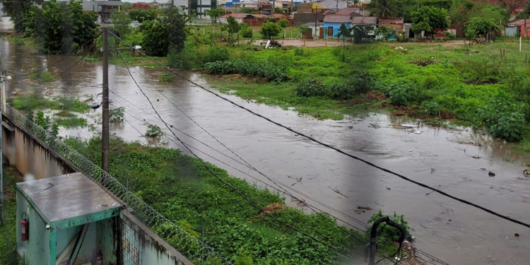 Moradores reclamam de córrego que transborda durante chuvas e alaga condomínio em Mossoró