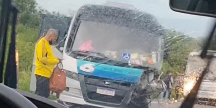 Duas pessoas morrem em acidente envolvendo micro-ônibus na BR-226