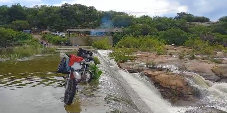 Com semana chuvosa, Açude Pataxó registra sangria