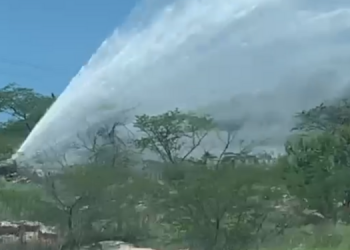 Caern trabalha para religar adutora Sertão Central que sofreu vazamento no domingo (25)