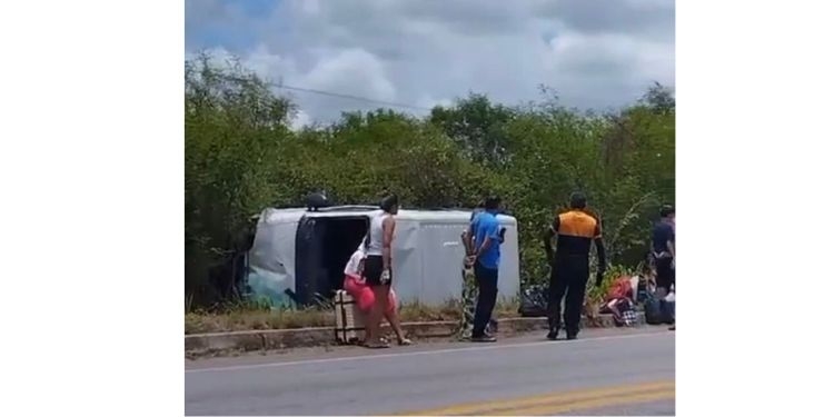 Van que transportava pacientes de Areia Branca tomba na BR-304; veja vídeo