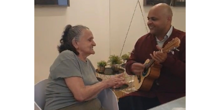 Médico aposta em musicoterapia para atender pacientes idosos