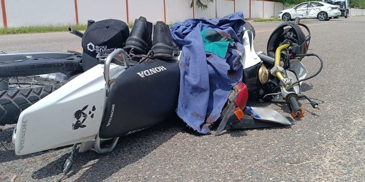 Colisão de carro e moto deixa homem ferido em Mossoró