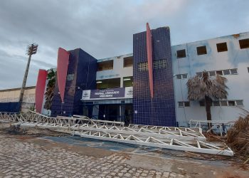 Estrutura metálica que desabou está sendo retirada do Nogueirão