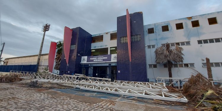 Estrutura metálica que desabou está sendo retirada do Nogueirão