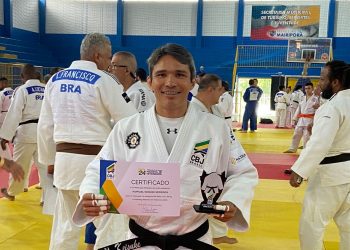 Raphael Keisuke recebe premiação da Confederação Brasileira de Judô
