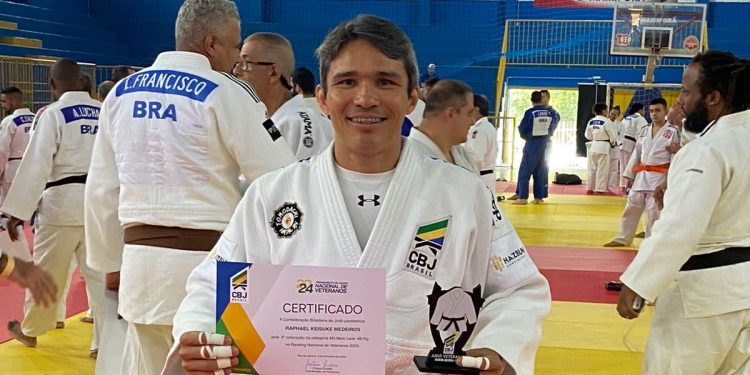 Raphael Keisuke recebe premiação da Confederação Brasileira de Judô