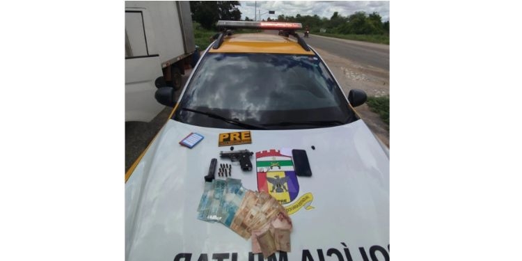Motorista portando arma ilegal tenta subornar policiais e é preso na RN-117 em Mossoró