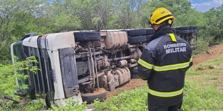 Carreta tomba na BR-405 em Apodi