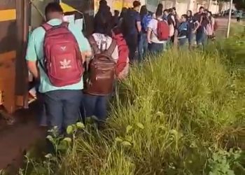 Ônibus escolar com crianças atola em rua na Nova Mossoró