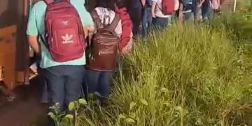 Ônibus escolar com crianças atola em rua na Nova Mossoró