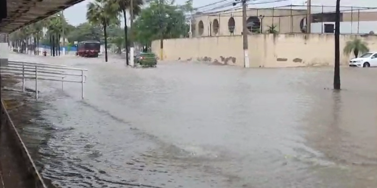 Chuva deixa ruas alagadas em Mossoró na tarde desta quinta (4)