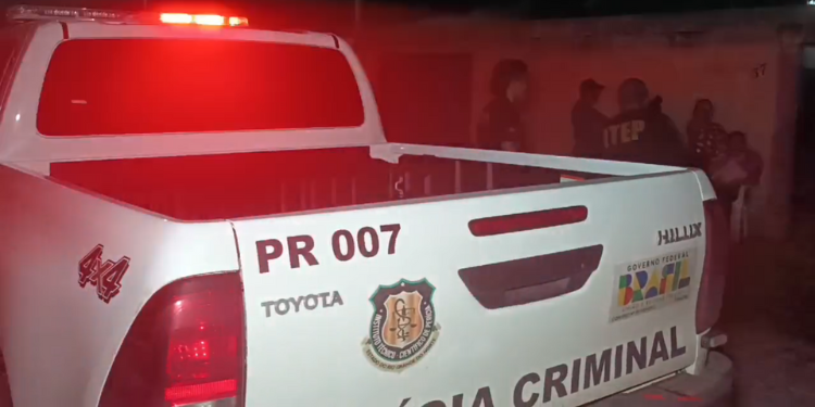 Motorista de aplicativo morre após choque elétrico ao manusear extensão danificada