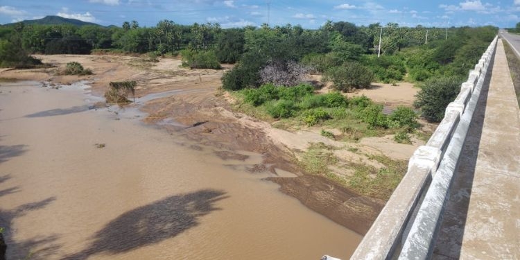 Caern identifica vazamento na Adutora Sertão Central em trecho da BR-304