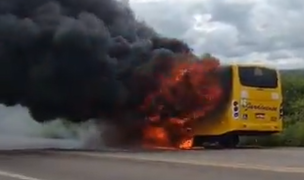 Ônibus da Jardinense pega fogo após pane elétrica