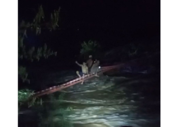 Adolescentes são resgatados após ficarem ilhados em Lajes; veja vídeo