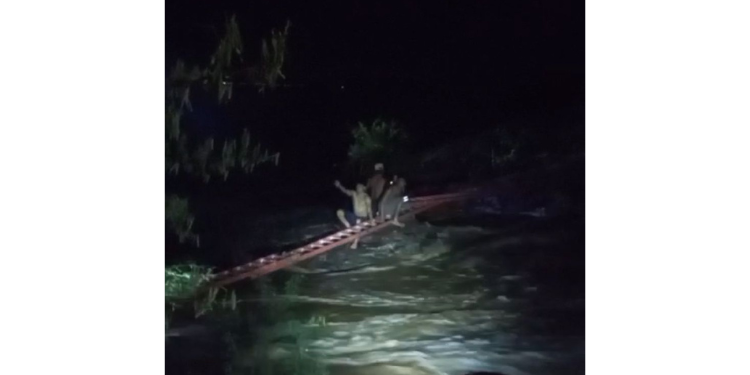 Adolescentes são resgatados após ficarem ilhados em Lajes; veja vídeo   