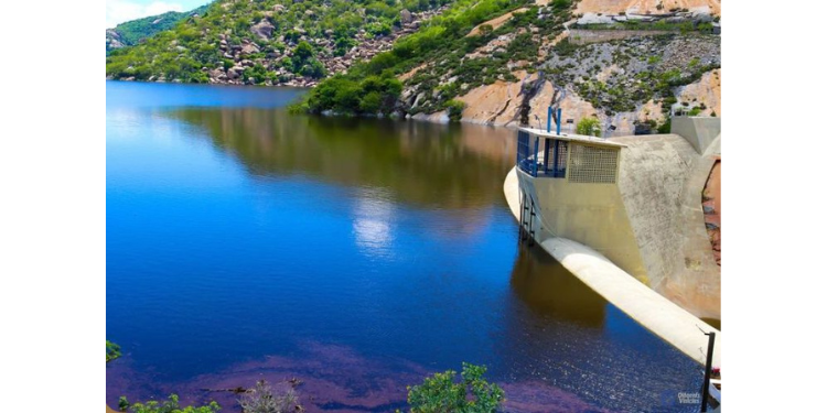 Açude Gargalheiras sangra após 13 anos