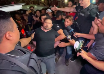 Veja o momento da chegada do suspeito de assassinar a psicóloga em Assú