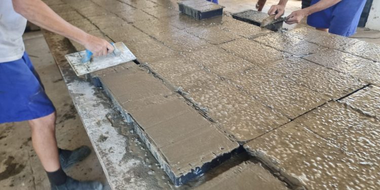 Internos de Alcaçuz iniciam fabricação de piso intertravado