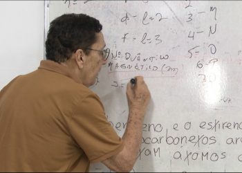 Professor de 81 anos sai da aposentadoria e volta à sala de aula movido pelo amor à educação