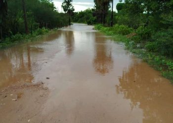 Moradores da comunidade Curral de Baixo estão ilhados após chuvas