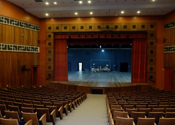 Regimento do Teatro Dix-huit proíbe cessão para eventos esportivos e religiosos