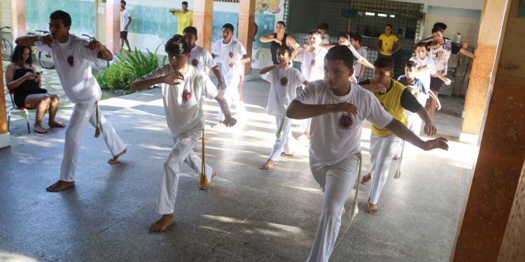 Projeto social de capoeira muda a vida de jovens no Bairro Barrocas