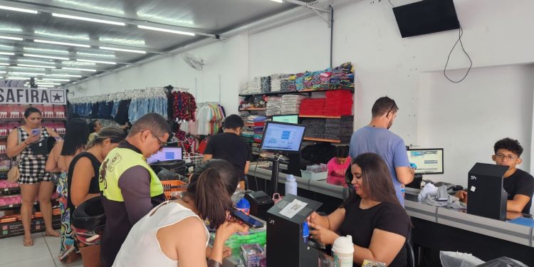 Lojas do Centro permanecem abertas neste feriado em função dos festejos do Pingo da Mei Dia