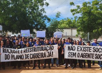 Servidores da Fundase paralisam atividades e protestam em Mossoró