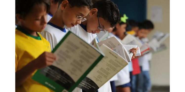 Pais denunciam que crianças atípicas sofrem com falta de auxiliares e intérpretes de Libras