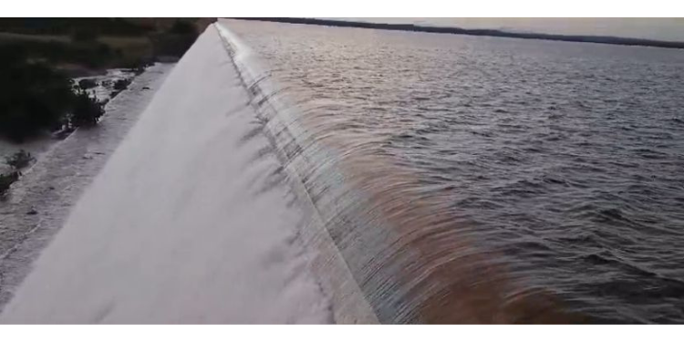 Barragem de Umari sangra na manhã desta segunda-feira (20)