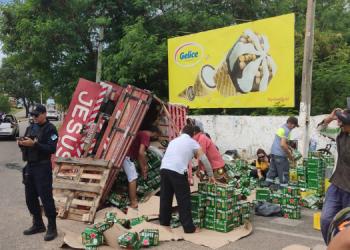 Caminhão carregado com cervejas tomba no Bairro Santa Delmira em Mossoró