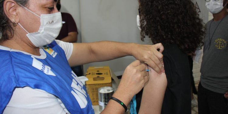 Uern oferece vacina contra a influenza das 17h às 20h