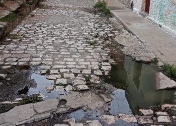 No Bom Jardim, moradora denuncia esgoto a céu aberto