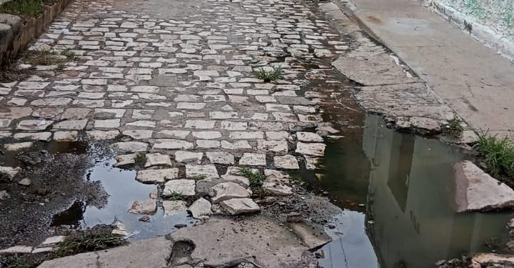 No Bom Jardim, moradora denuncia esgoto a céu aberto