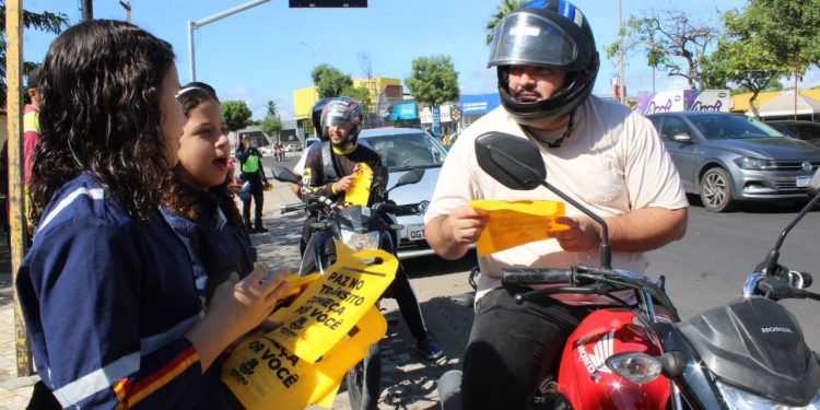 Campanha Maio Amarelo inicia com blitz educativa