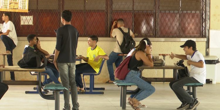 Estudantes da rede pública receberão quarta parcela do Programa Pé-de-Meia a partir desta quarta-feira (26)