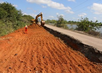 Obras de recuperação da RN-015 avançam em trecho crítico entre Mossoró e Baraúna
