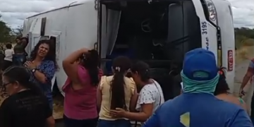 Ônibus da Jardinense vira e deixa feridos próximo a Jardim do Seridó