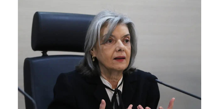 Cármen Lucia toma posse na presidência do TSE