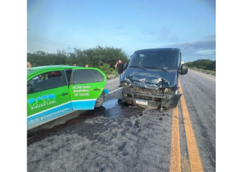 Acidente de trânsito em Lajes envolve van e carro da Prefeitura de Patu
