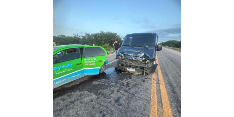 Acidente de trânsito em Lajes envolve van e carro da Prefeitura de Patu