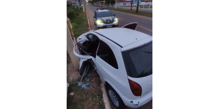 Carro abandonado na contramão é encontrado na João da Escóssia em Mossoró
