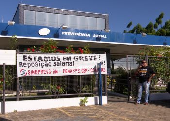 Servidores ligados à Previdência anunciam greve geral nesta terça
