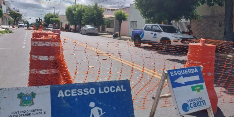 Caern interdita trecho da Avenida Alberto Maranhão em Mossoró