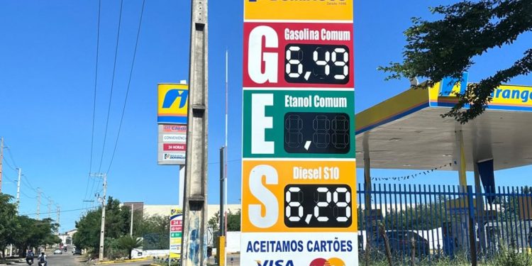 Postos reajustam valor na bomba após aumento da Petrobras