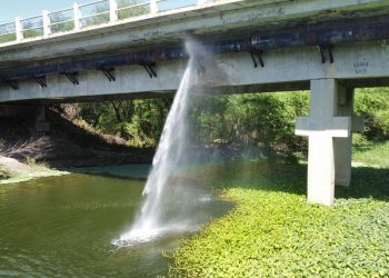 Vazamento de água em ponte da Leste Oeste preocupa população